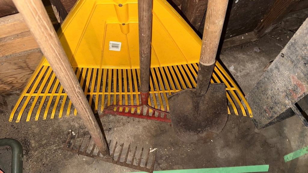 Shovels and Rakes with Wooden Handles - image 2 of 3