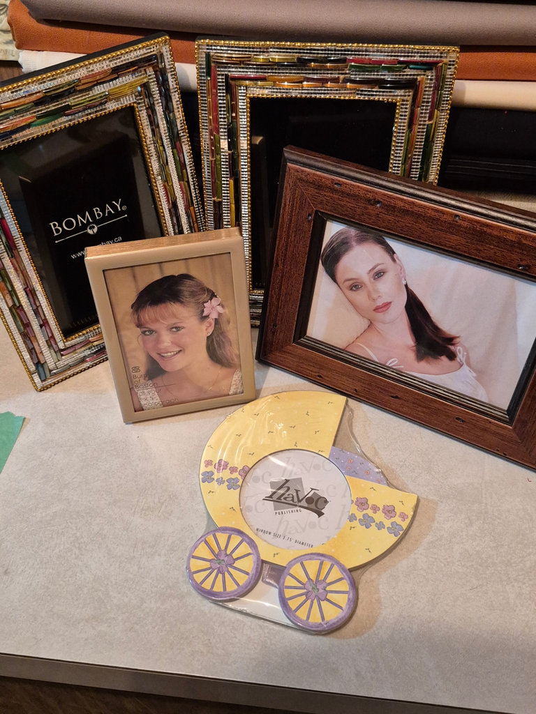 Assorted picture frames and wall decor - image 4 of 7
