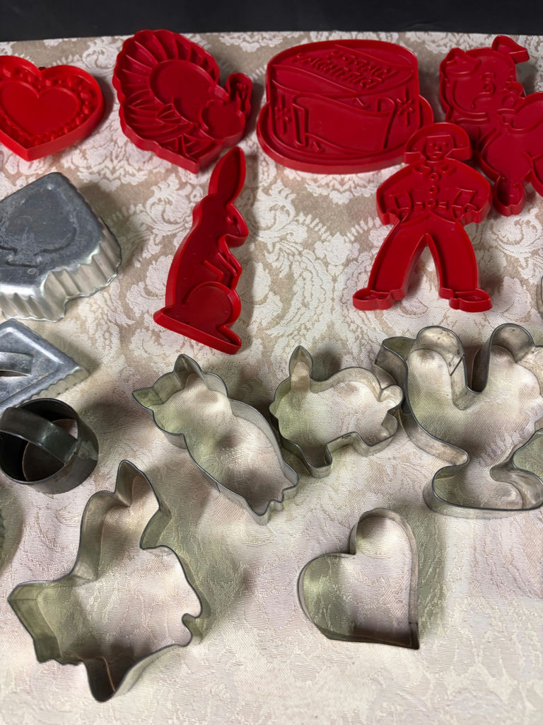 30 Vintage Cookie Cutters  - image 3 of 5