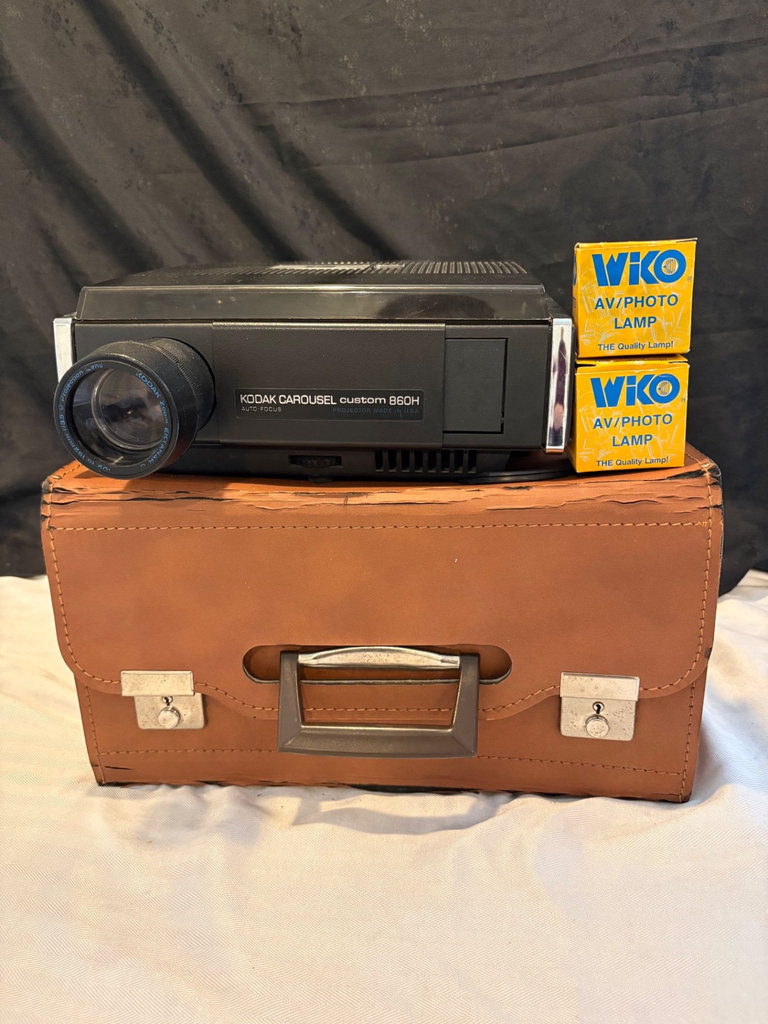Vintage Kodak Carousel 860 H Slide Projector and Screen  - image 1 of 8