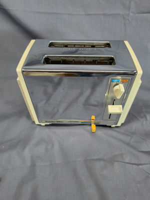 Vintage Proctor-Silex 2-Slice Chrome & Cream Toaster – Dual Language Settings - Image 1 of 4