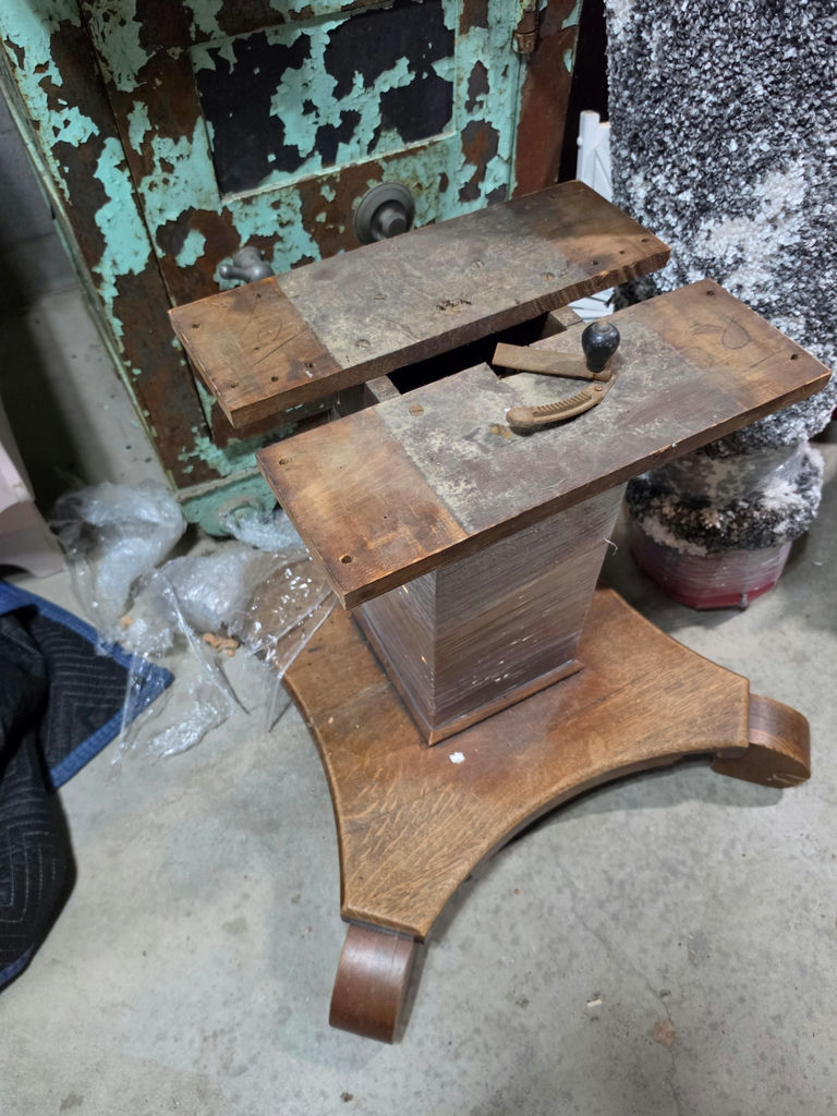 Antique 48" Quarter-Sawn Oak Round Pedestal Dining Table - Arts & Crafts Restoration Project - image 3 of 4