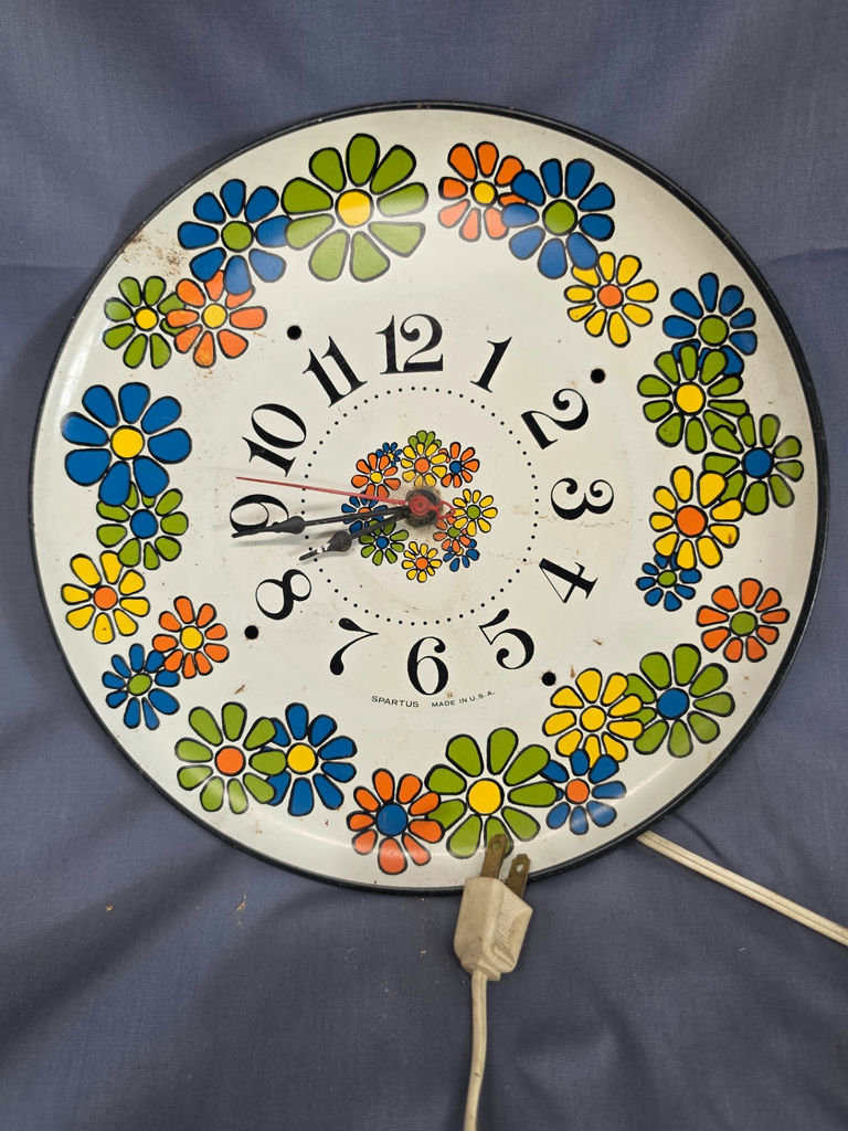 Vintage 1970s Spartus Flower Power Electric Wall Clock - Retro Daisy Motif (Made in USA) - image 1 of 2