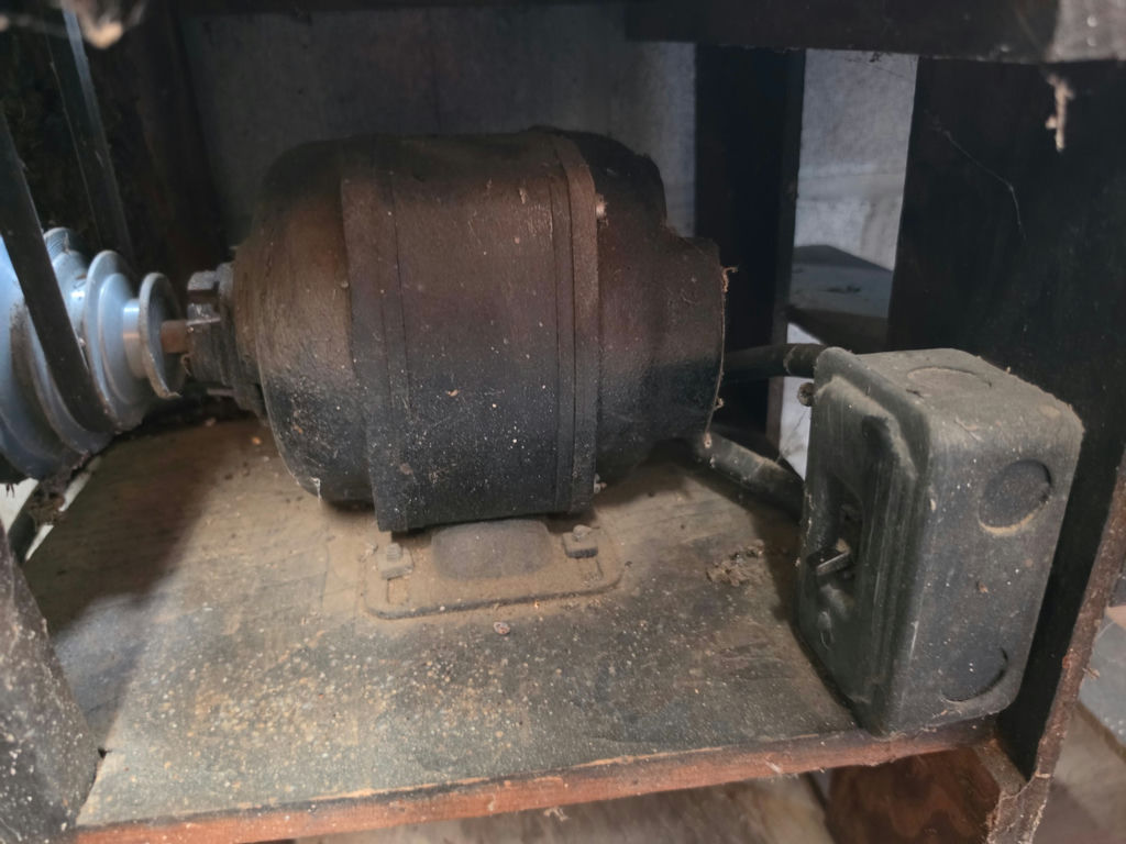 Vintage Beaver 3400 Wood Lathe by The Callander Foundry – Complete with Motor & Workbench - image 6 of 7