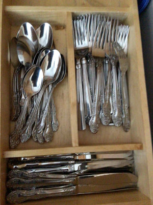 Ornate silverware in a wooden cutlery tray - Image 1 of 2