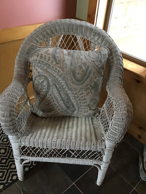 White wicker chair with patterned cushion - Image 1 of 2
