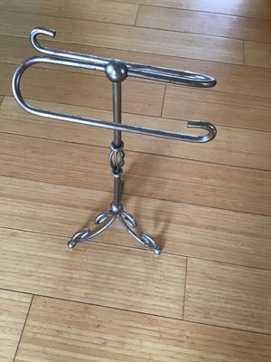 Gold-tone finger-tip towel holder on metal stand - Image 1 of 1