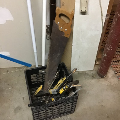 Crate of assorted hand tools - Image 1 of 2
