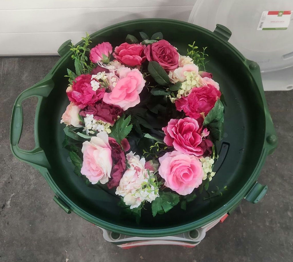 Wreath & Wreath Box Lot - image 4 of 8