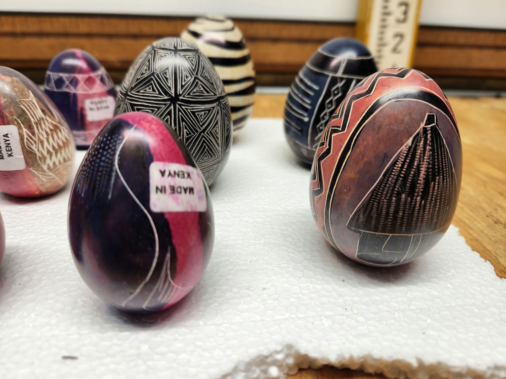 Kenyan Kisii etched & painted stone eggs - image 3 of 8