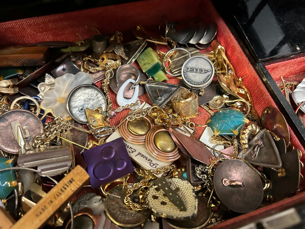 Costume Jewelry  - image 7 of 7