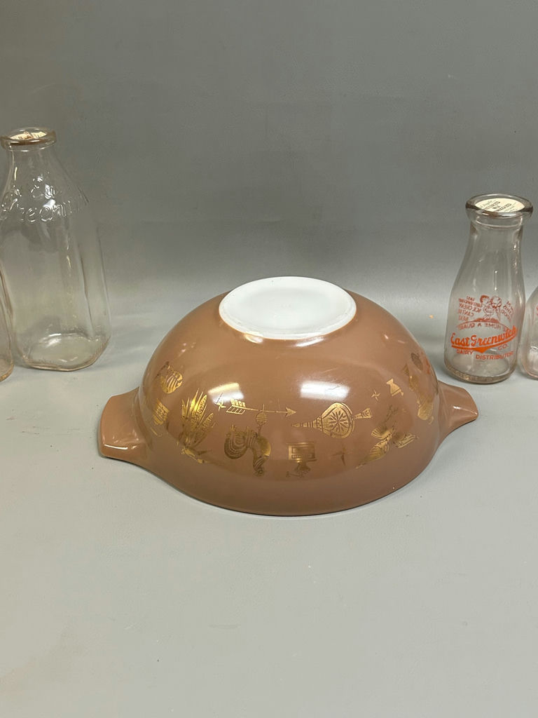 Pyrex Mixing Bowl & Milk Bottles - image 5 of 6