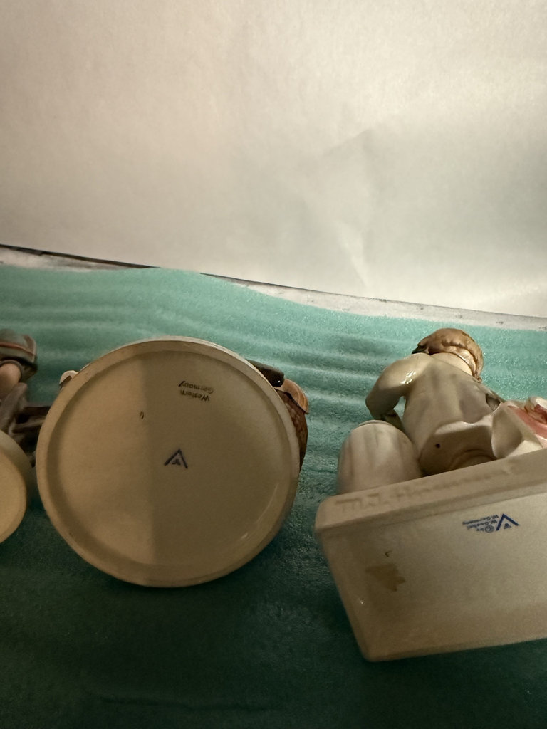 Assorted porcelain figurine set - image 7 of 8