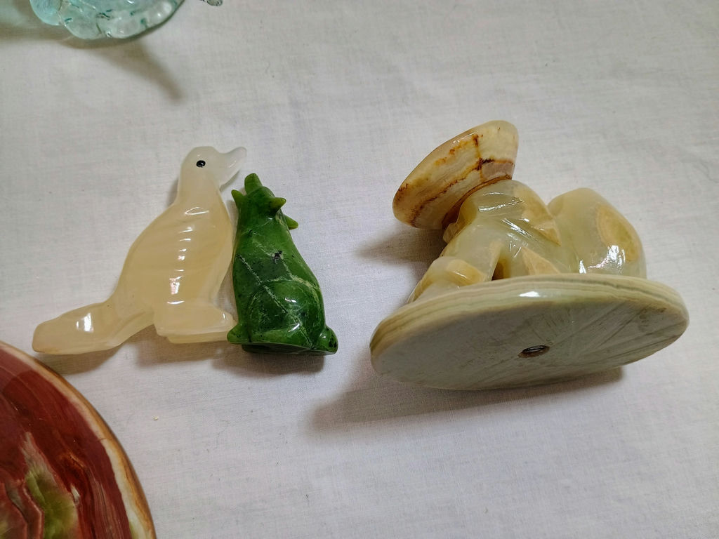 Stone, glass and ceramic decorative items  - image 4 of 12