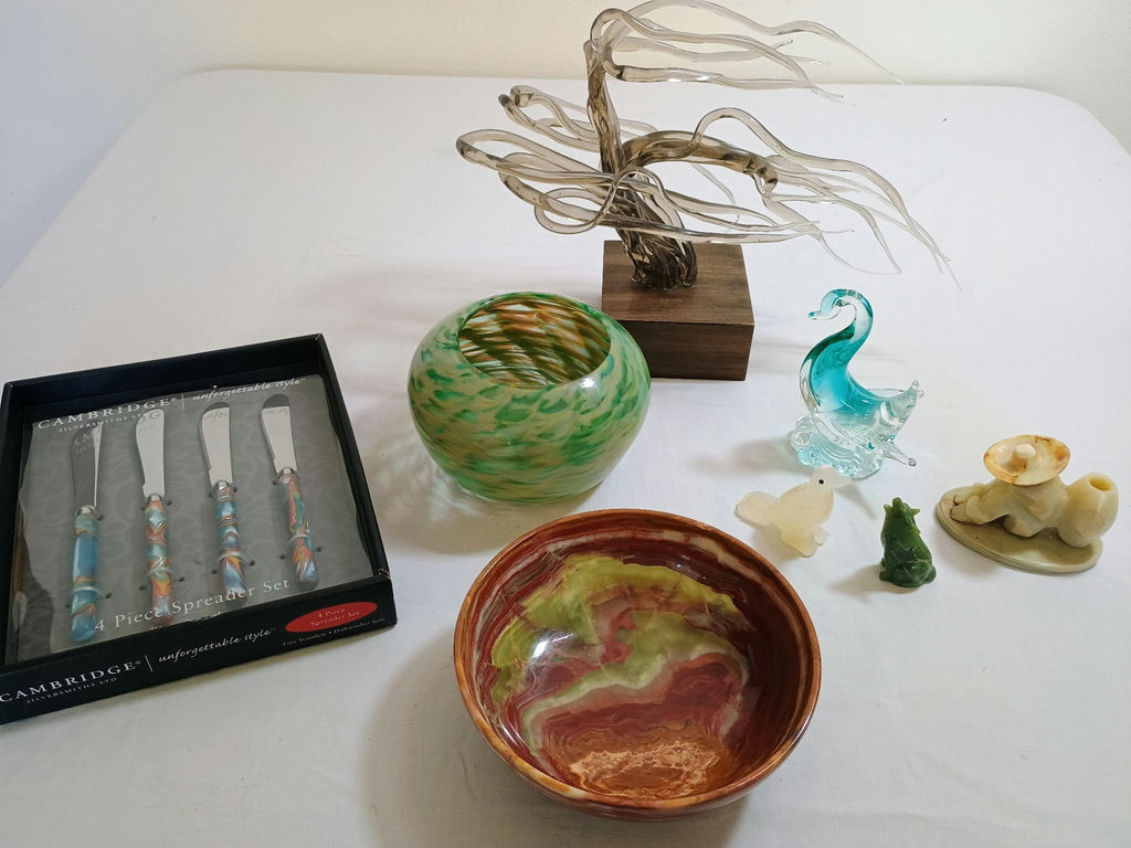 Stone, glass and ceramic decorative items  - image 7 of 12