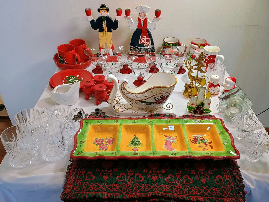 European Christmas-themed glassware and ceramic tableware set - image 1 of 16