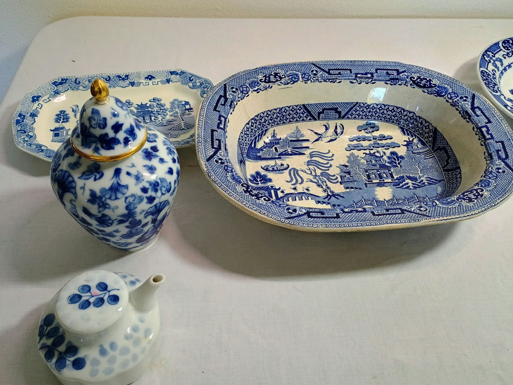 Vintage Blue-and-white porcelain dinnerware - image 11 of 13