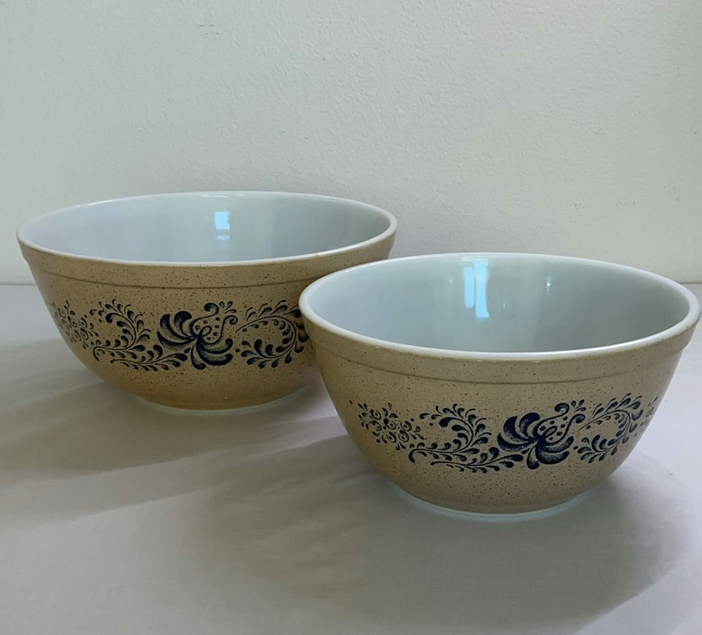 Vintage And New Pyrex kitchen ware. - image 5 of 5