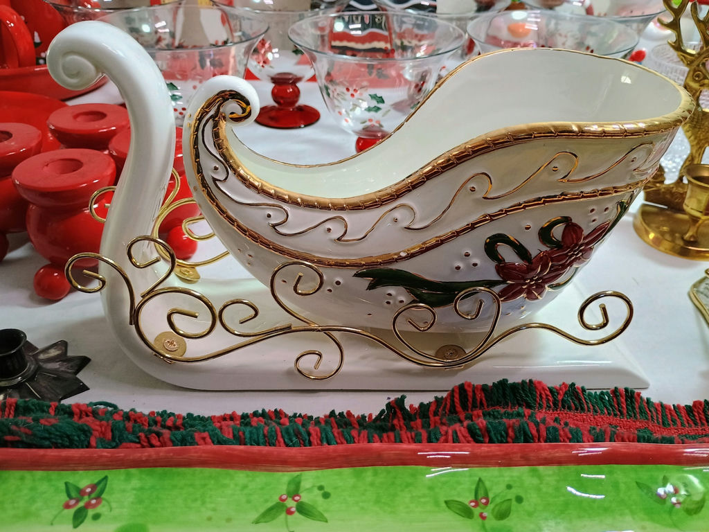European Christmas-themed glassware and ceramic tableware set - image 5 of 16