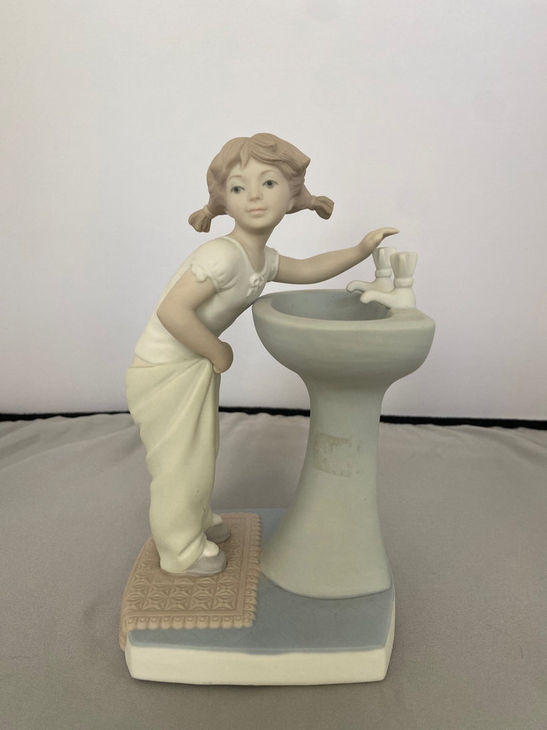 Lladro Clean Up Time Bisque Figurine 1973-1993 - image 3 of 6