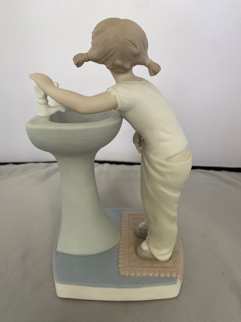 Lladro Clean Up Time Bisque Figurine 1973-1993 - image 5 of 6
