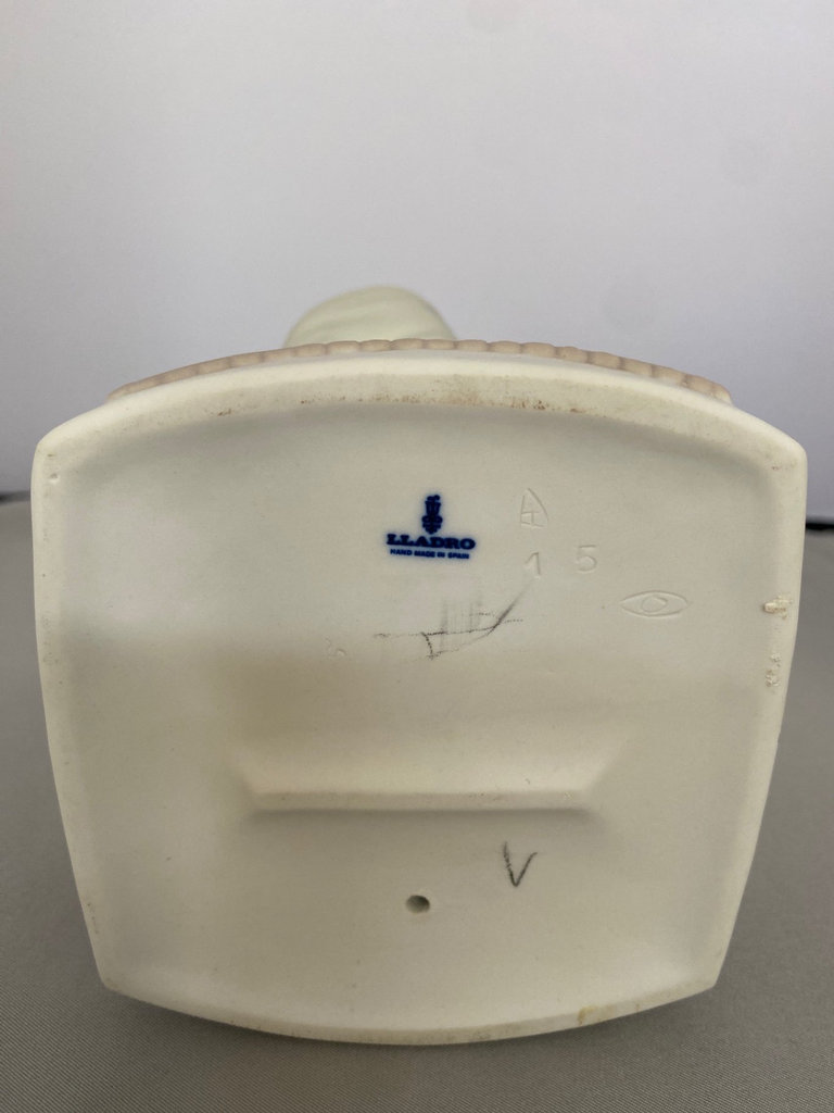 Lladro Clean Up Time Bisque Figurine 1973-1993 - image 1 of 6