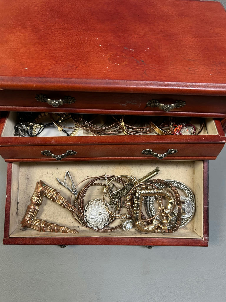 Costume Jewelry  - image 7 of 9