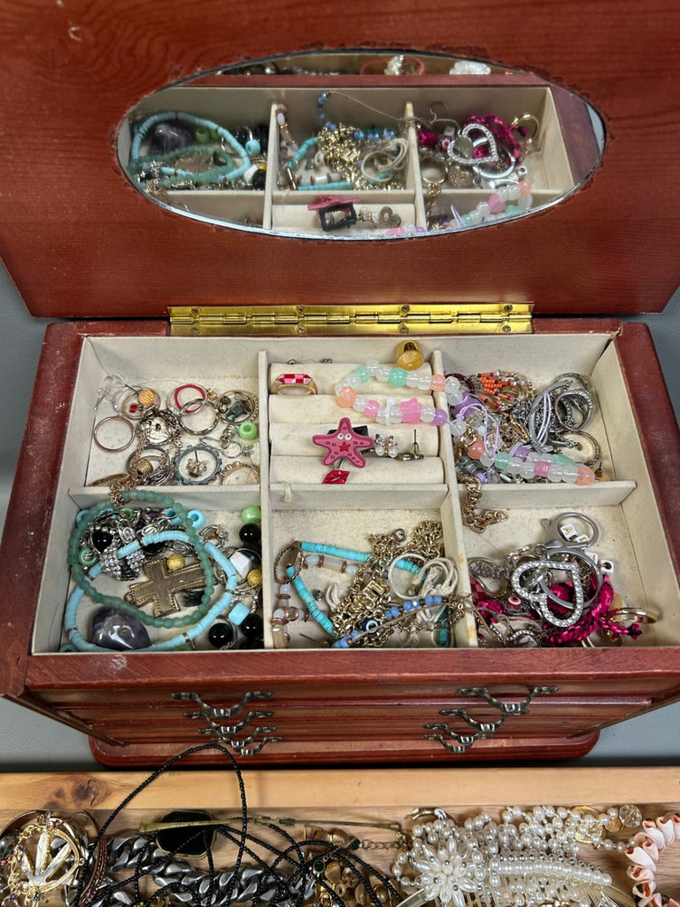 Costume Jewelry  - image 4 of 9