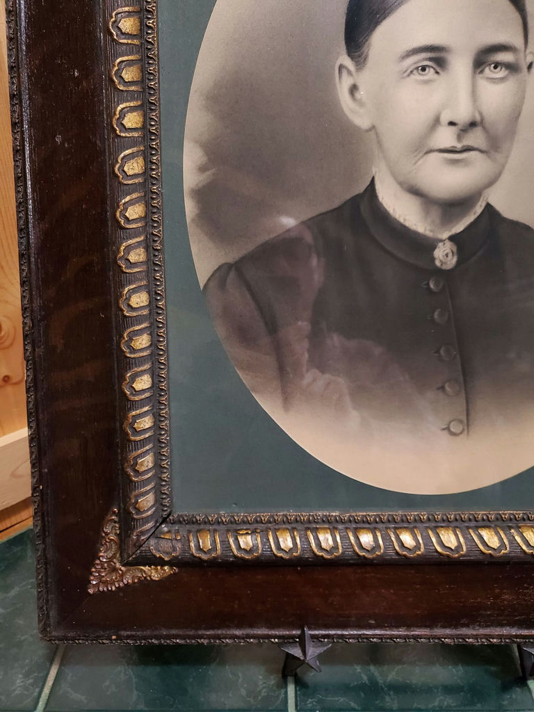 Antique Picture Frame With Instant Family History - image 3 of 11