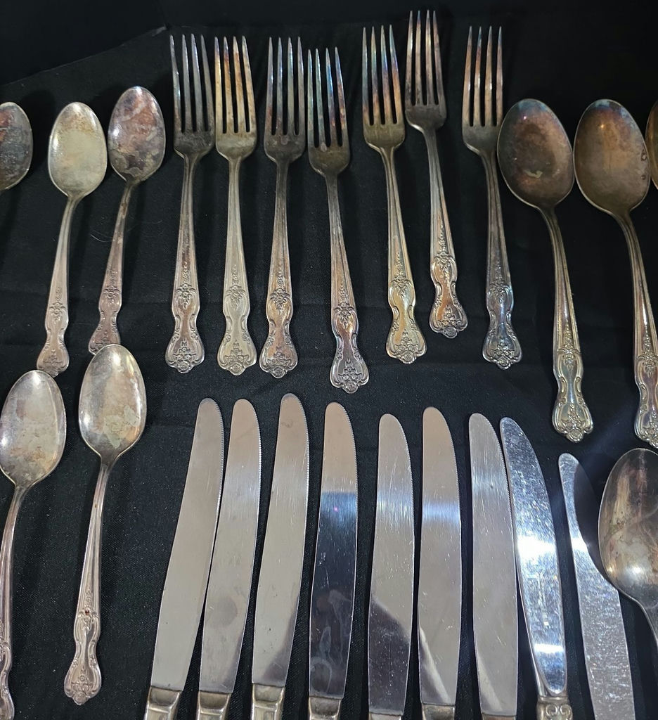 Assorted silver-plated flatware set (forks, spoons, knives) - image 4 of 10