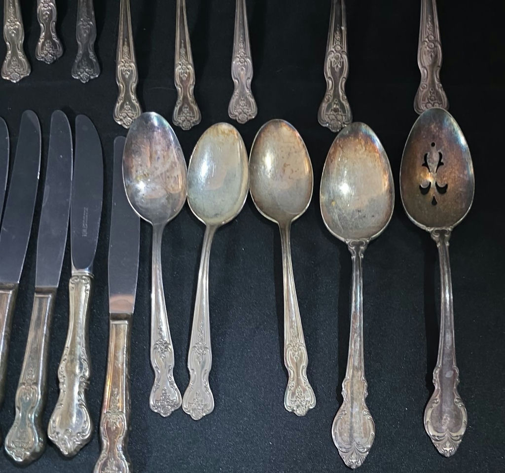 Assorted silver-plated flatware set (forks, spoons, knives) - image 6 of 10