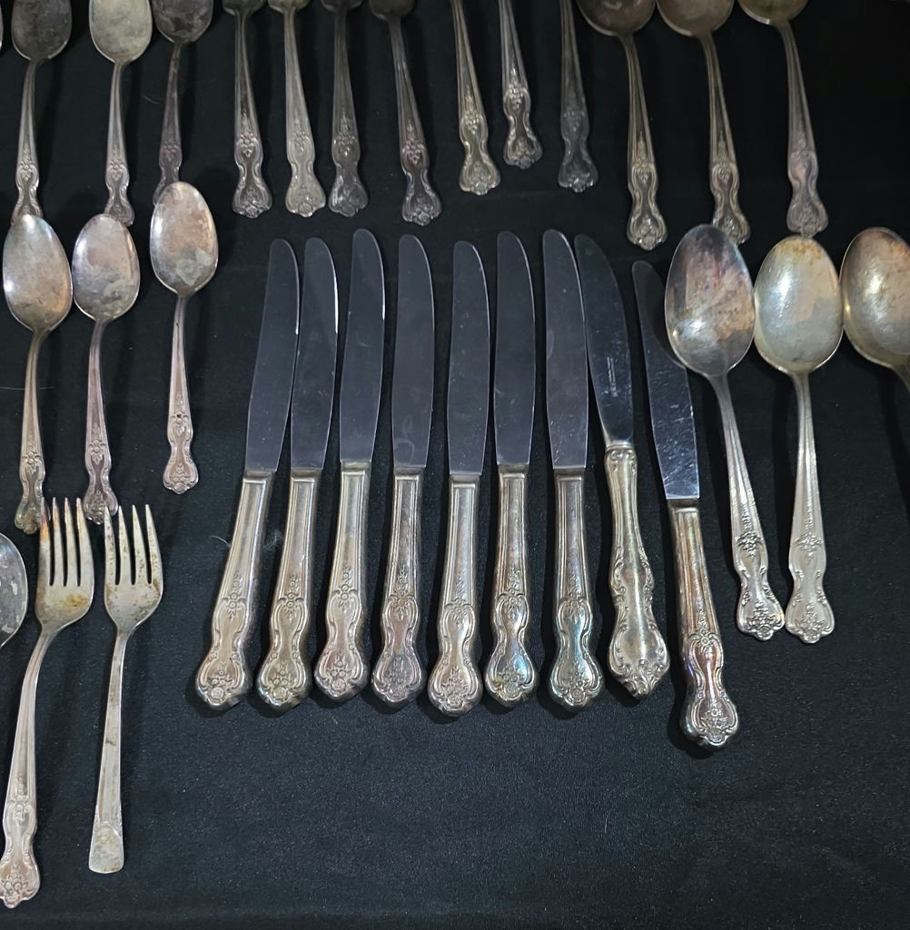 Assorted silver-plated flatware set (forks, spoons, knives) - image 5 of 10