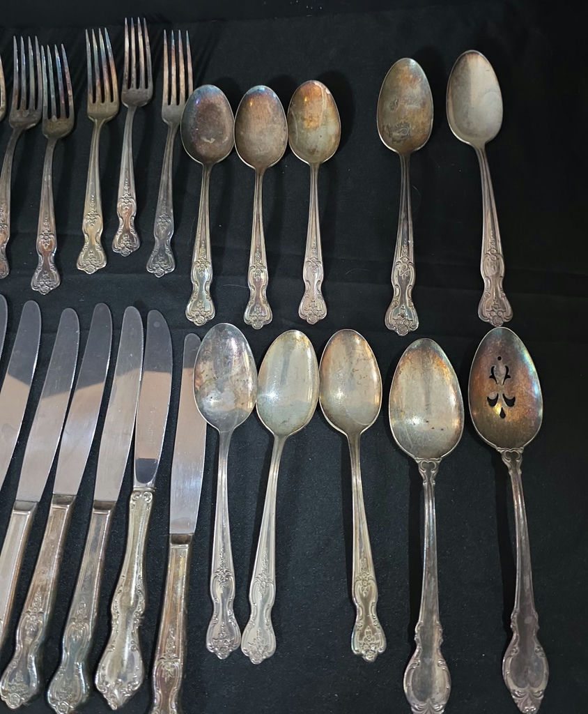 Assorted silver-plated flatware set (forks, spoons, knives) - image 7 of 10