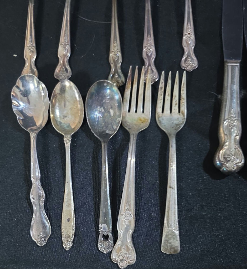 Assorted silver-plated flatware set (forks, spoons, knives) - image 2 of 10