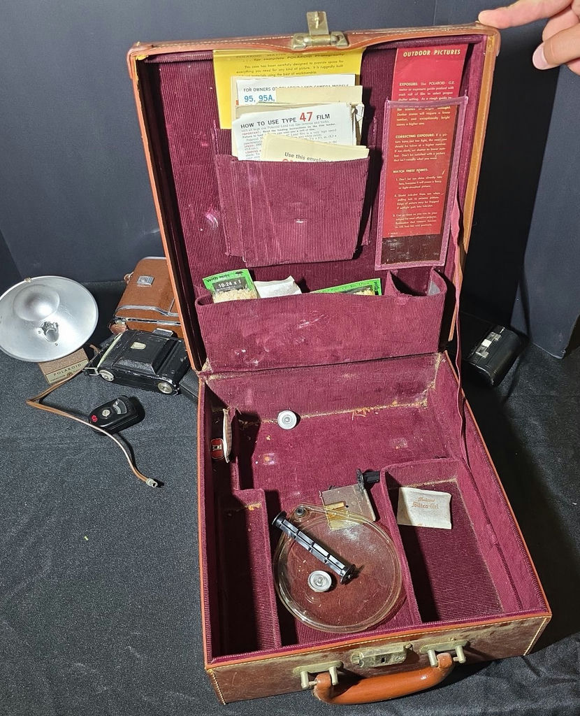 Vintage cameras and accessories in leather cases - image 2 of 4