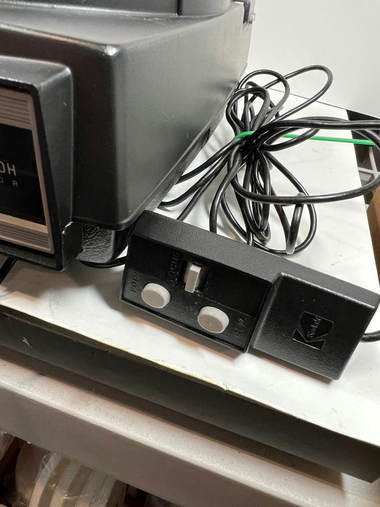 Kodak Carousel 750H Slide Projector with Case and Manuals - image 3 of 6