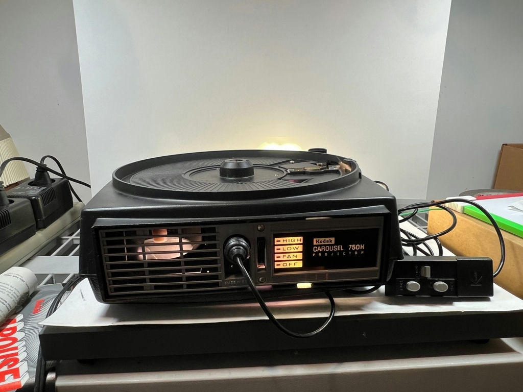 Kodak Carousel 750H Slide Projector with Case and Manuals - image 1 of 6