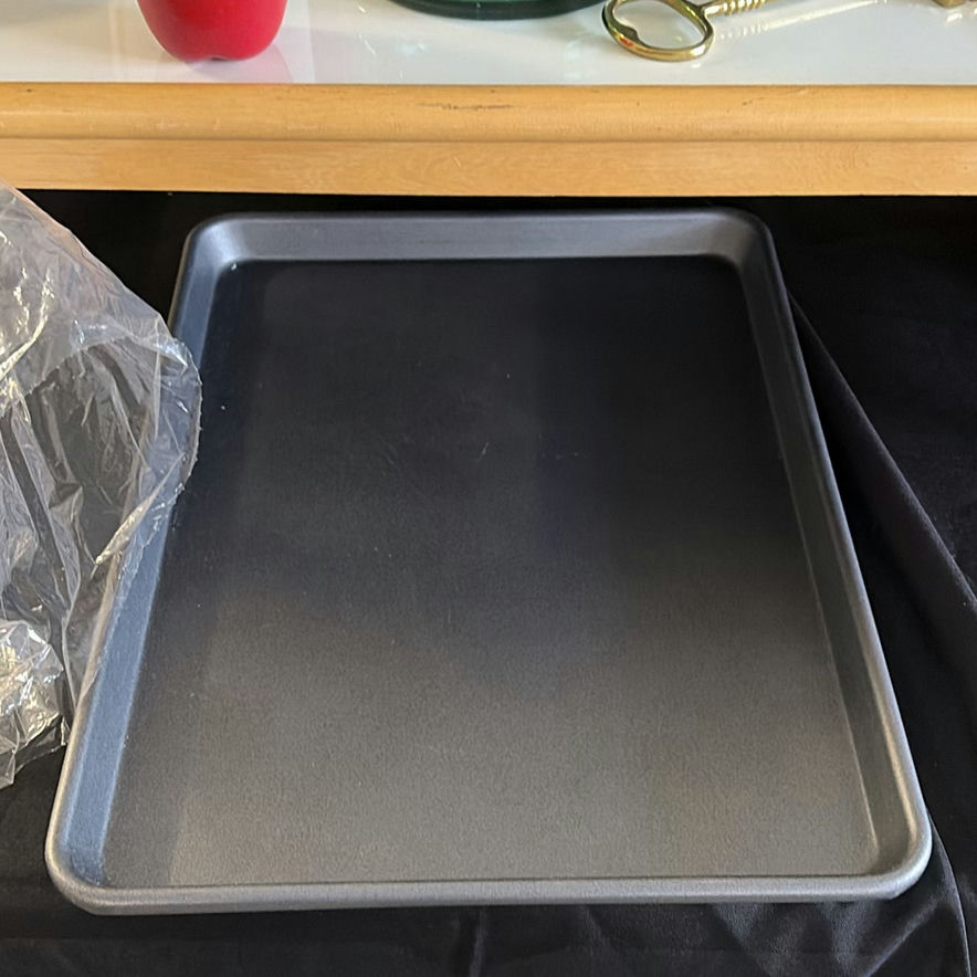 Assorted home decor and kitchen items - image 2 of 8