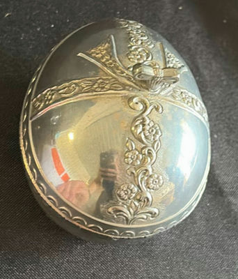 Round ornate silver trinket box with red lining - Image 1 of 3