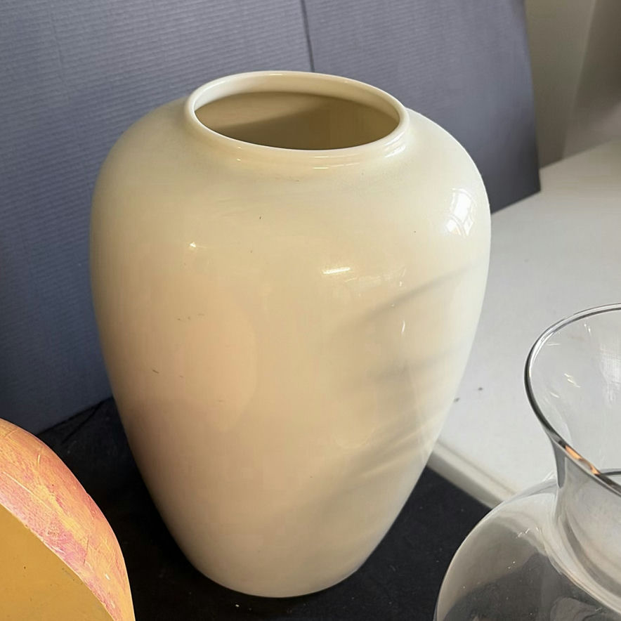Assorted home decor and kitchen items - image 6 of 8
