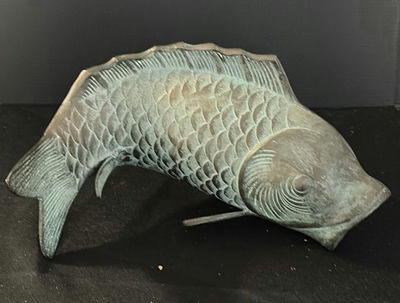 Patinated metal fish sculpture with stake - Image 1 of 2