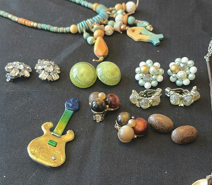 Assorted jewelry collection: necklaces, bracelets, earrings, and rings - image 4 of 7