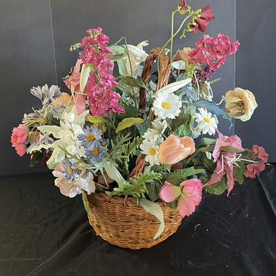 Wicker baskets with a floral arrangement - Image 1 of 4