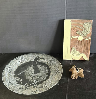Round etched glass plate with crane motif and wooden relief plaque; small wood sculpture - Image 1 of 3