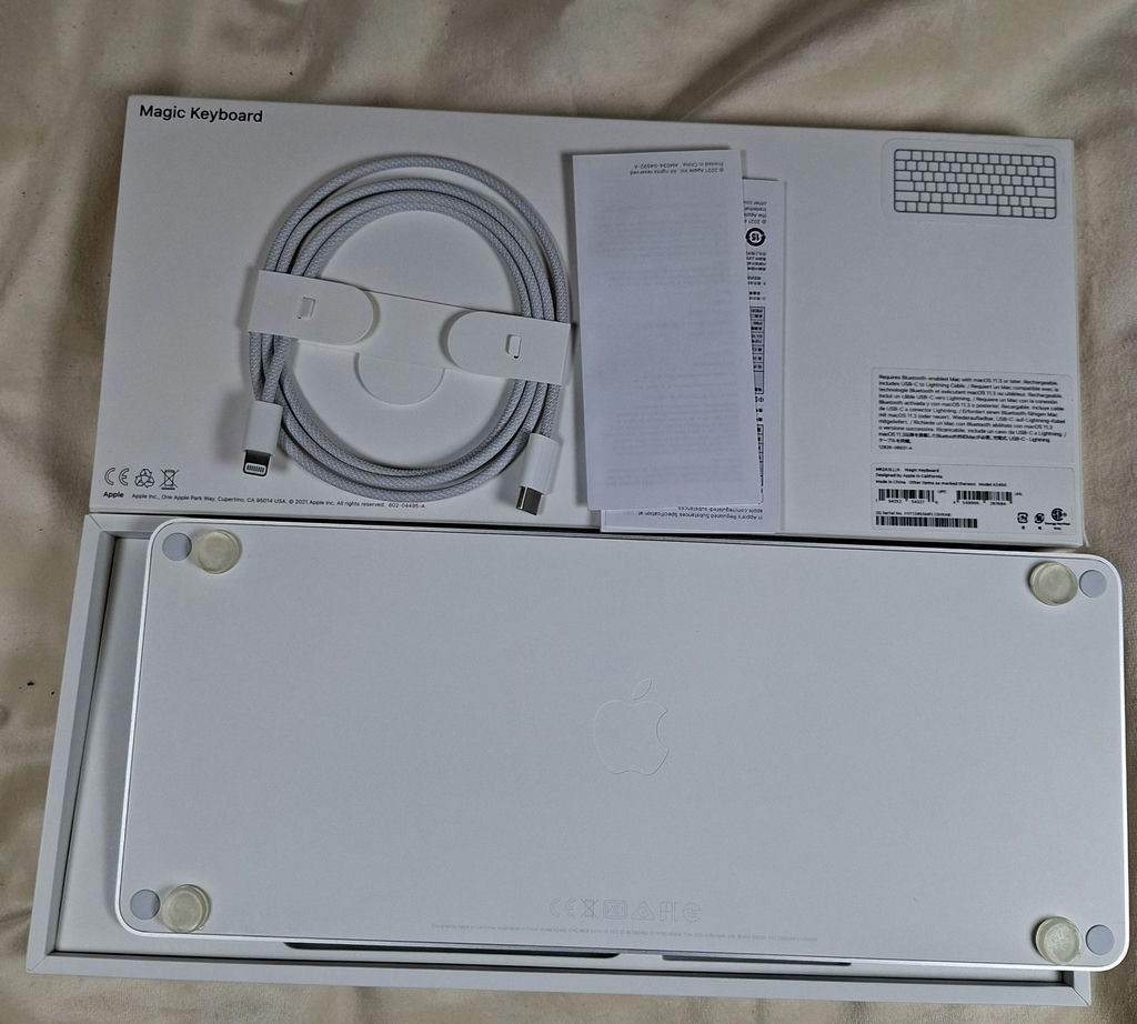 Apple Magic Keyboard with Original Box and Cable - image 4 of 4