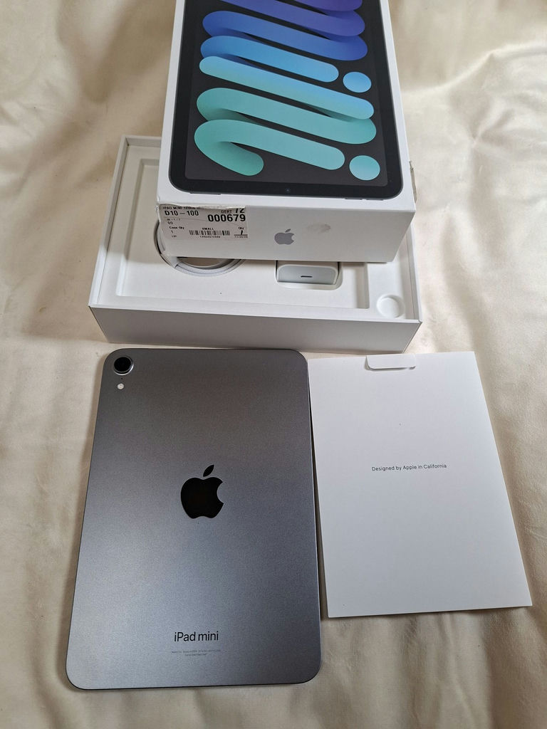 Apple iPad mini with box and accessories - image 3 of 4