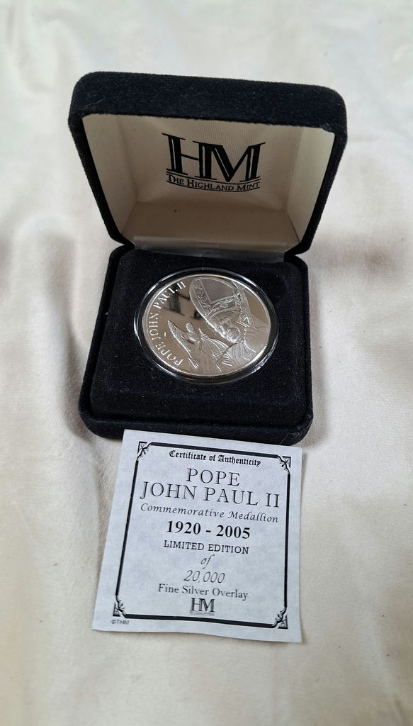 Pope John Paul II Commemorative Medallion with Certificate and Presentation Box - image 3 of 4