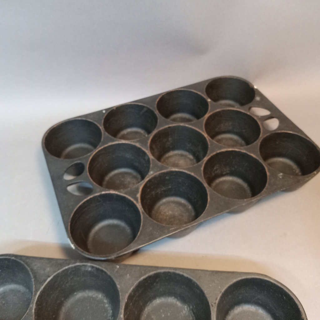 Vintage Cast Iron Cookware - image 8 of 10