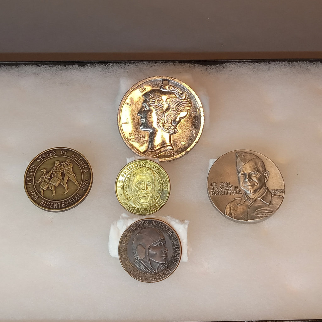Collector / Challenge Coins - image 1 of 12