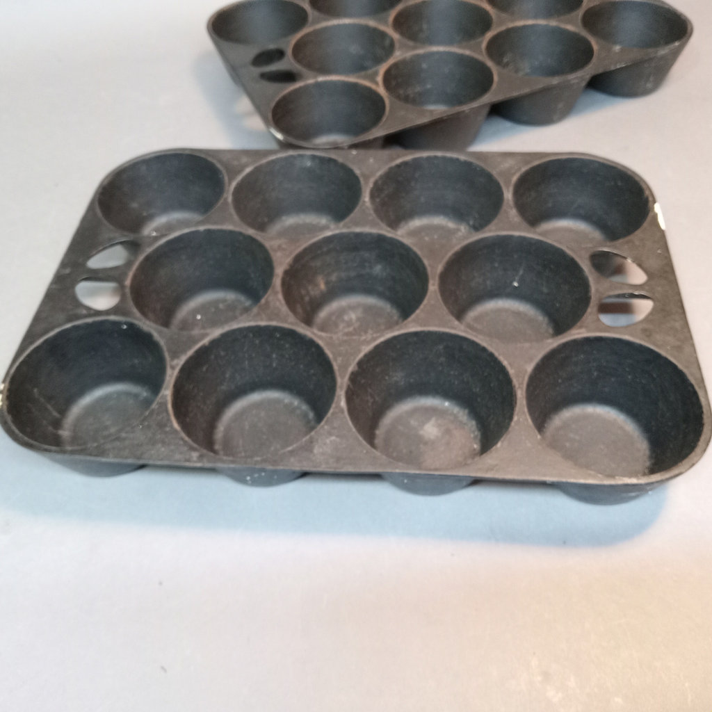 Vintage Cast Iron Cookware - image 6 of 10